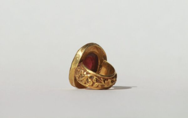 Antique Gold Ring with Cabochon Tourmaline and Uncut Diamonds - Image 4