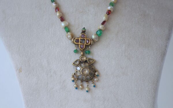 Vintage Pendant with Basra Pearls, Spinel & Colombian Emerald Mala - Image 3