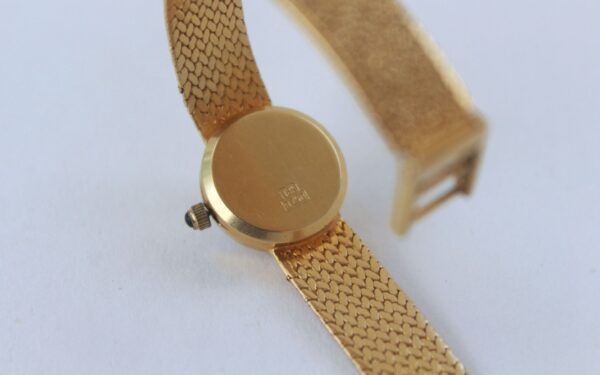 Timeless Antique AIWA Gold Watch 18kt with Textured Bracelet, Quartz Movement & Roman Numerals - Image 7