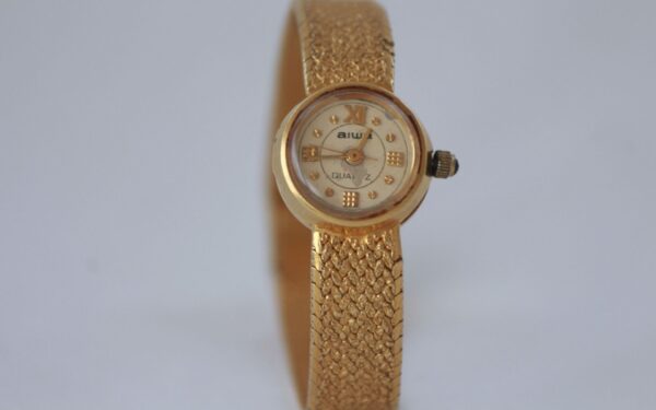 Timeless Antique AIWA Gold Watch 18kt with Textured Bracelet, Quartz Movement & Roman Numerals - Image 6