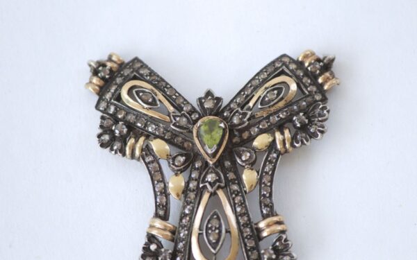 Victorian-Style Jewelry Set with Silver & Gold Accents, Diamonds & Green Gemstones - Image 5